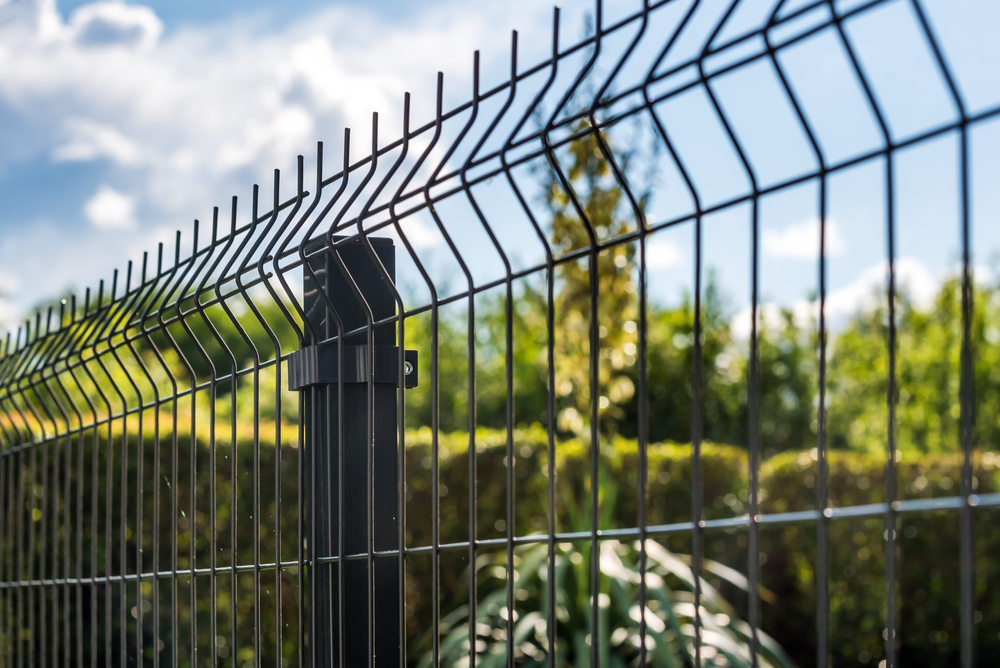 Panelne ograje sestavljajo mrežni paneli, ki poskrbijo, da skozi ograjo še vedno vidite okolico.