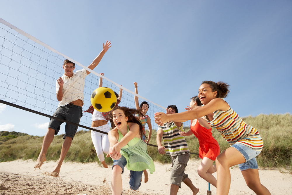Odbojka na mivki s prijatelji je odličen družabni šport, ki vam bo popestril poletne počitnice.