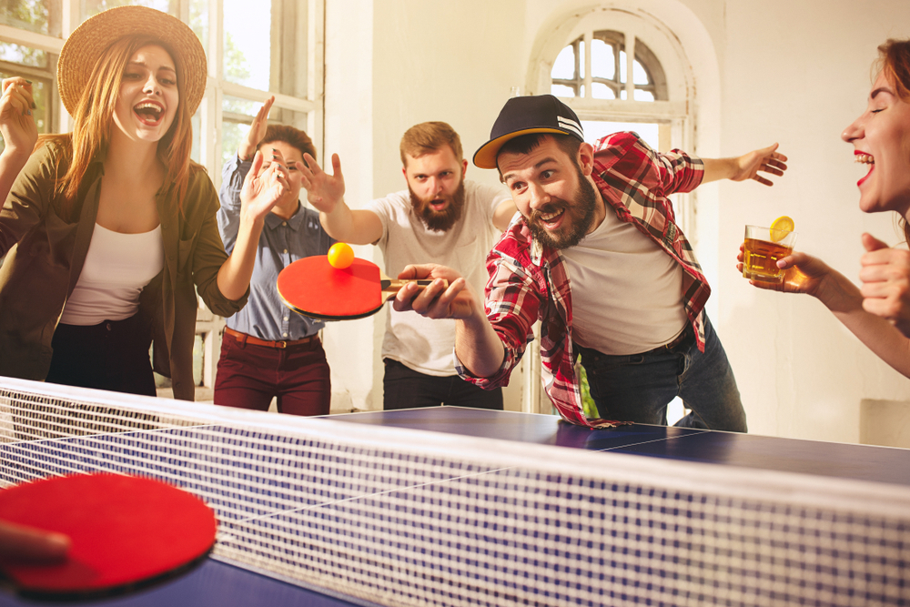 Dvoboj v namiznem tenisu med prijatelji je odlična družabna igra, ki bo popestrila praznovanja. 