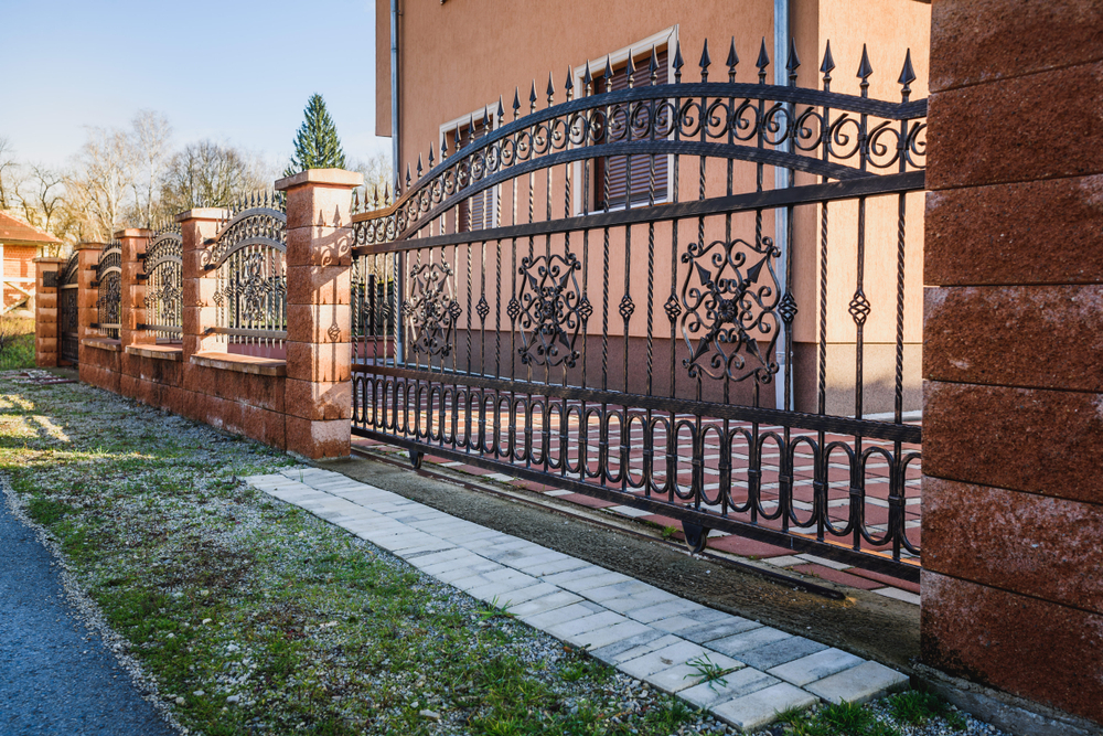 Pogled na kovano ograjo, ki krasi pročelje hiše, je res nekaj posebnega.