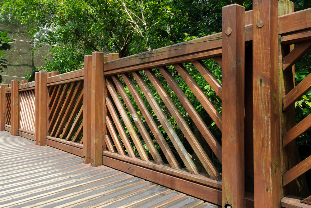 Lepo oblikovana lesena ograja je pravo umetniško delo in se lepo poveže z drevesi v okolici. 