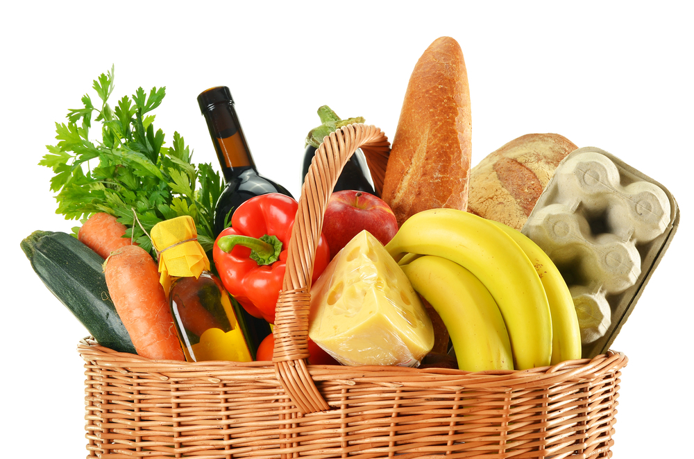 Polna košara hrane: korenje, banane, bučke, paprika, kruh in jajca.