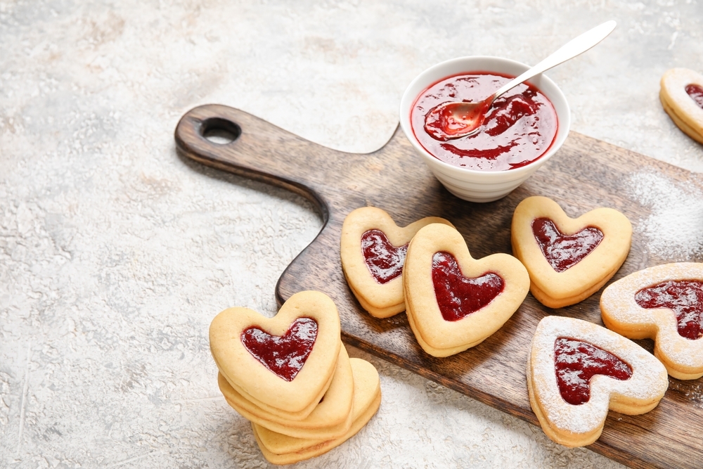 Domači piškoti z marmelado v obliki srca.