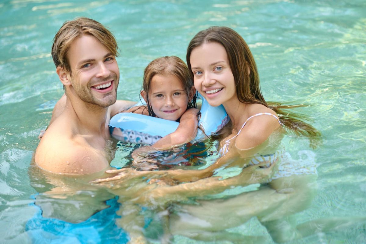 Večina otrok obožuje čofotanje, domači bazen pa ponuja sprostitev tudi za starše.