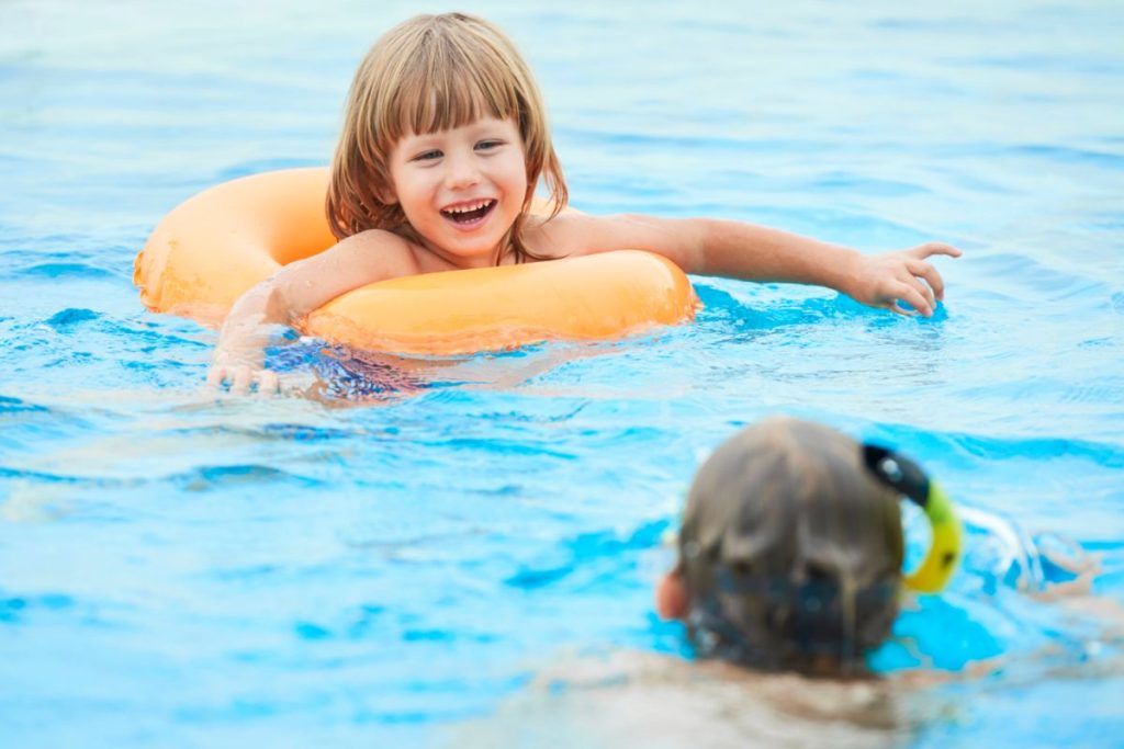 Za varnost otrok poskrbite z raznimi pripomočki, a jih kljub temu nikoli ne pustite v bazenu brez nadzora.