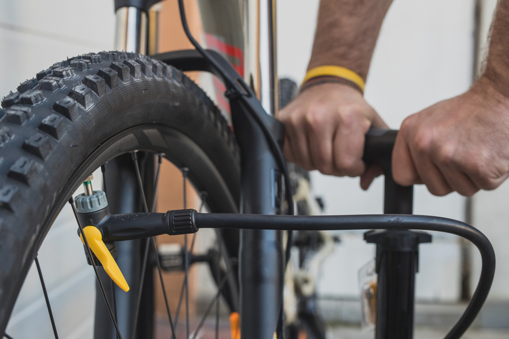 Tlačilka za kolo je nepogrešljiv del potovalne opreme za vzdrževanje kolesa. 