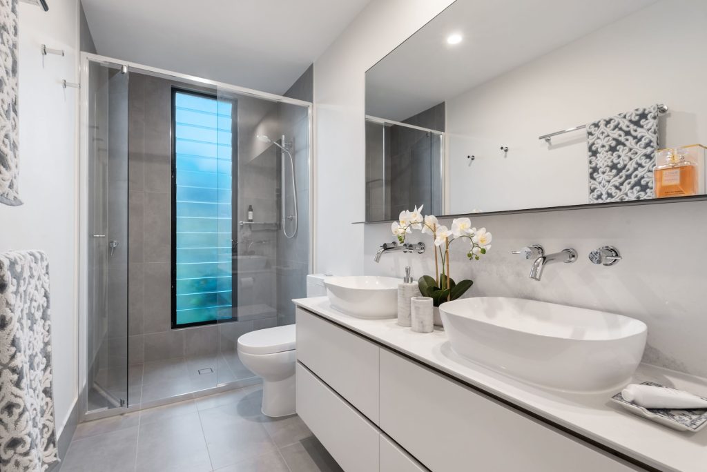Steklene kabine za prhanje so priljubljena izbira v sodobnih kopalnicah. 