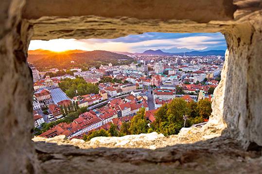 pogled-skozi-kamnito-okno-na-ljubljanske-ulice-nepremicnin-bolha.com