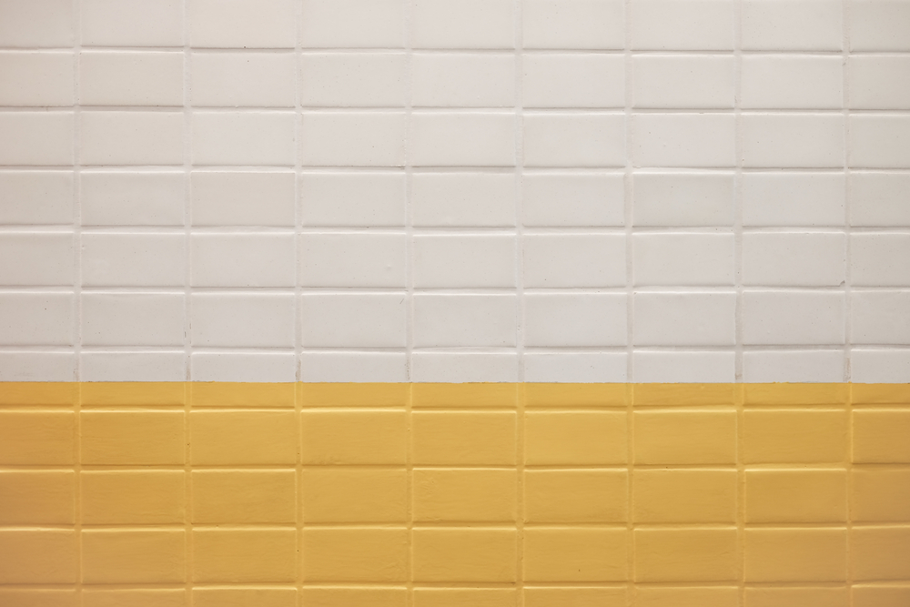 Ploščice za kopalnico, pobarvane v rumeno pastelno barvo, bodo popestrile prostor. 