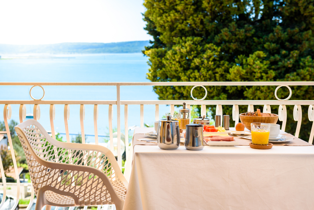 Zajtrk v apartmaju s pogledom na morje je nekaj, kar si na dopustu morate privoščiti.