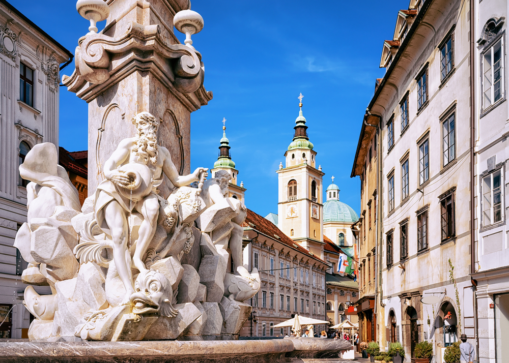Pogled na Robbov vodnjak, ki stoji sredi stare Ljubljane, navdušuje mimoidoče turiste. 