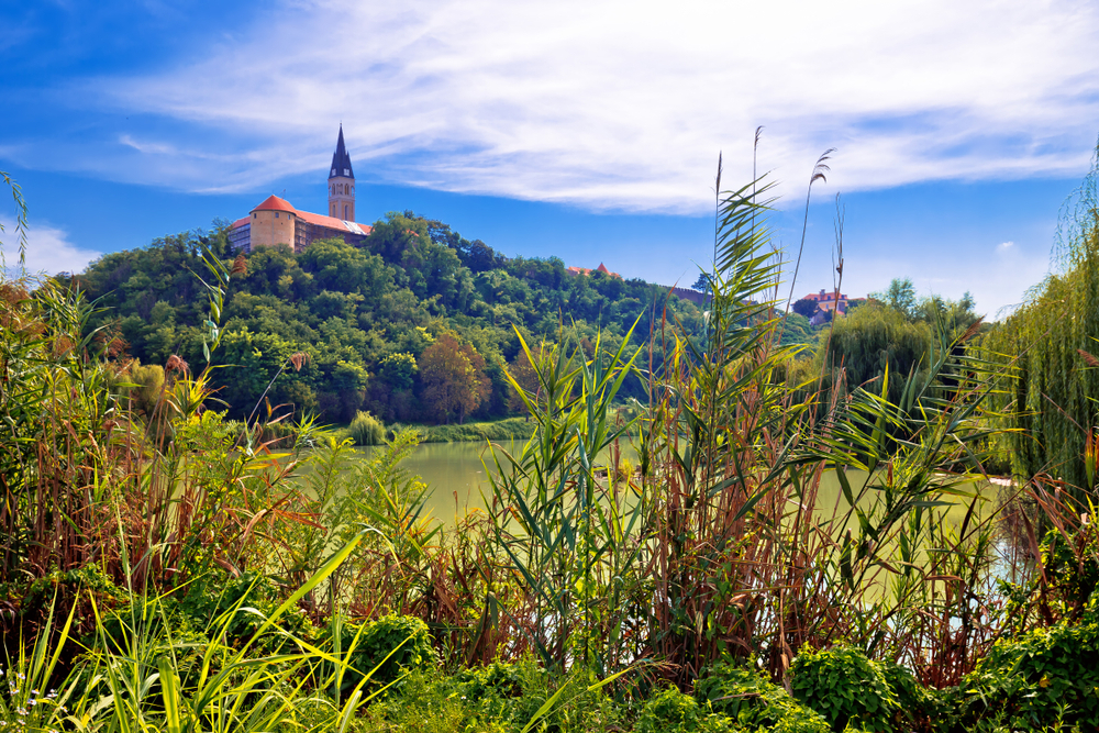 Cerkev mesta Ilok na hribu nad jezerom, čudovita pokrajina v Slavoniji na Hrvaškem. 