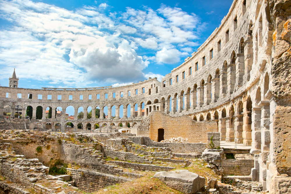 Mogočna puljska arena vam bo vzela dih in vas popeljala nazaj v čas rimskega imperija. 