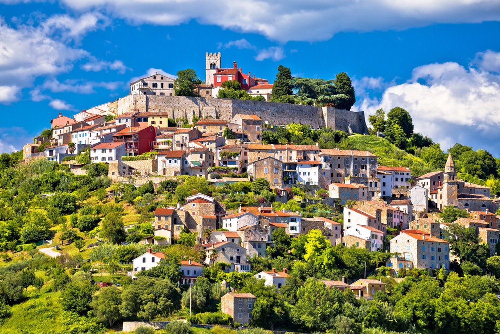 Slikovito zgodovinsko mesto Motovun na idiličnem hribu v središču hrvaške Istre.