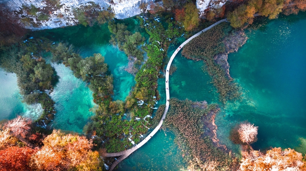 Narodni park Plitviška jezera na Hrvaškem – Pogled iz zraka na most, ki povezuje jezera.