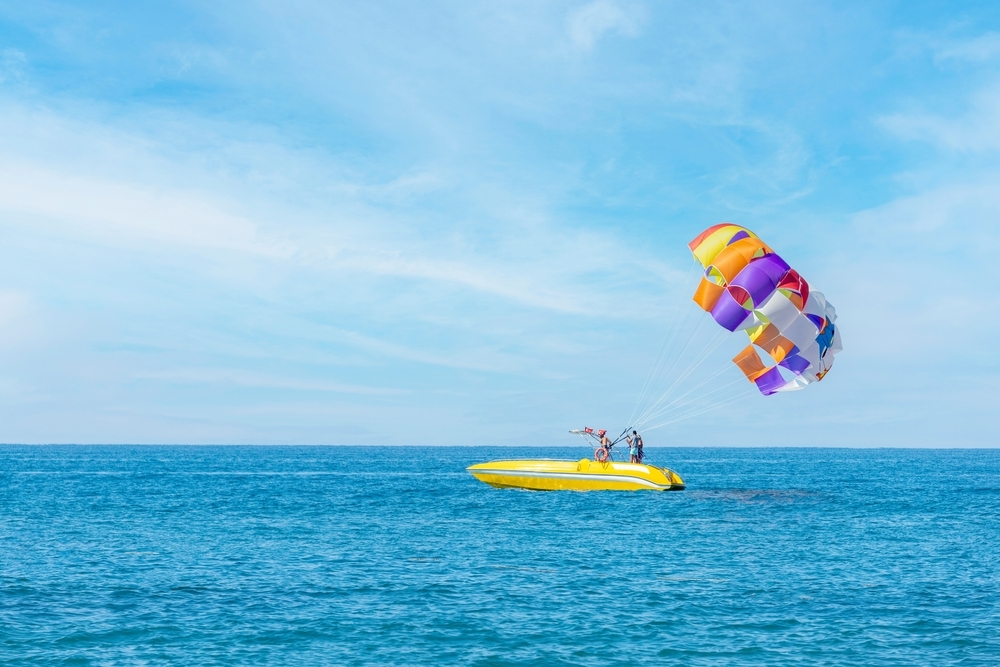 Morje nam ponuja številne zabavne vodne dejavnosti, kot je tudi parasailing.
