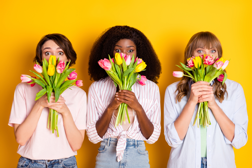 Tri ženske, vsaka s svojim šopkom tulipanov – dan žena.